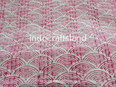 Indische Kantha-Steppdecke mit handgeblocktem Blumenmuster, wendbare Baumwolldecke für Brautjungfern, bequeme Wendebettdecke aus Baumwolle im Bohème-Stil.