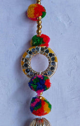 Viele Stück Mehrfarbige Indische Latkan Indische Hochzeitsdekoration, Mehndi Dekor Party Kulisse, Pom Pom, Gota Hangings mit Hängeglocke