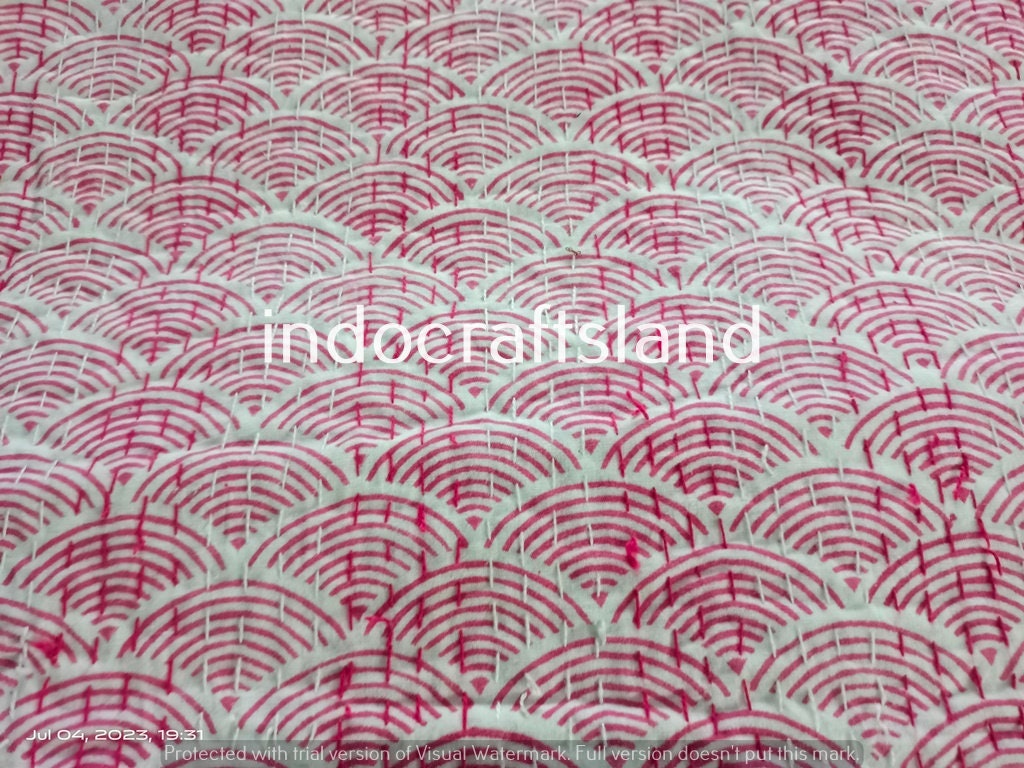 Indische Kantha-Steppdecke mit handgeblocktem Blumenmuster, wendbare Baumwolldecke für Brautjungfern, bequeme Wendebettdecke aus Baumwolle im Bohème-Stil.