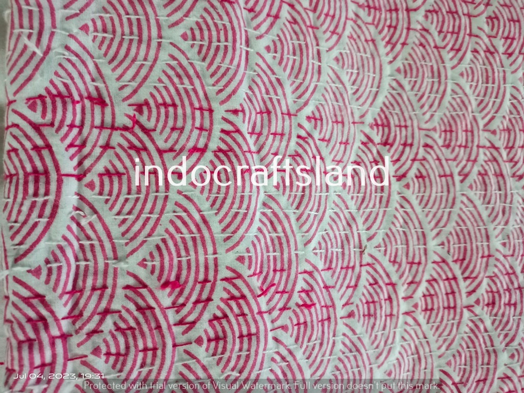 Indische Kantha-Steppdecke mit handgeblocktem Blumenmuster, wendbare Baumwolldecke für Brautjungfern, bequeme Wendebettdecke aus Baumwolle im Bohème-Stil.