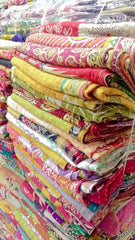 Großhandelsmenge indischer Vintage Kantha Quilt, handgefertigt, Überwurf, Wendedecke, Tagesdecke, Baumwollstoff, Boho Quilt, Boho Quilts zum Verkauf