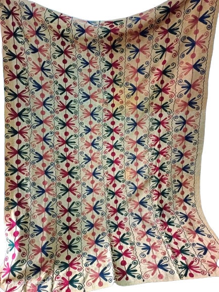 Suzani Tagesdecke aus Baumwolle, Bettüberwurf in Zwillingsgröße, Stickerei-Tröster, Suzani-Wandbehang, geblümte Bettwäsche, Antike Steppdecke, Boho-Suzani-Stoff