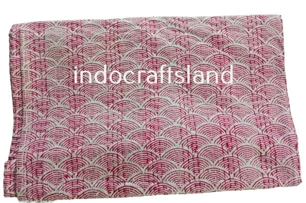 Indische Kantha-Steppdecke mit handgeblocktem Blumenmuster, wendbare Baumwolldecke für Brautjungfern, bequeme Wendebettdecke aus Baumwolle im Bohème-Stil.