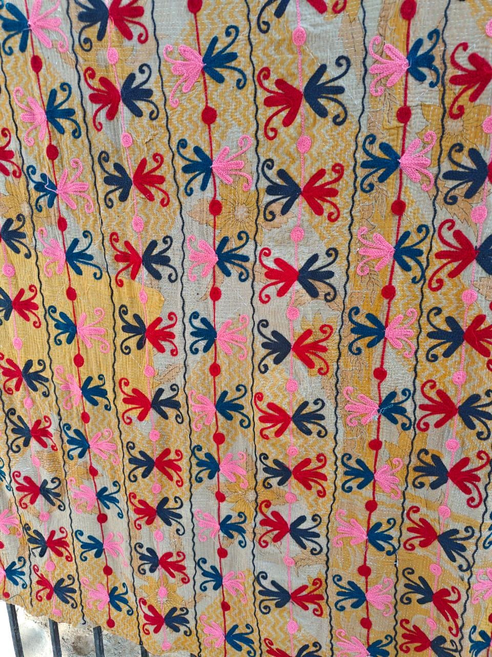 Suzani Tagesdecke aus Baumwolle, Bettüberwurf in Zwillingsgröße, Stickerei-Tröster, Suzani-Wandbehang, geblümte Bettwäsche, Antike Steppdecke, Boho-Suzani-Stoff