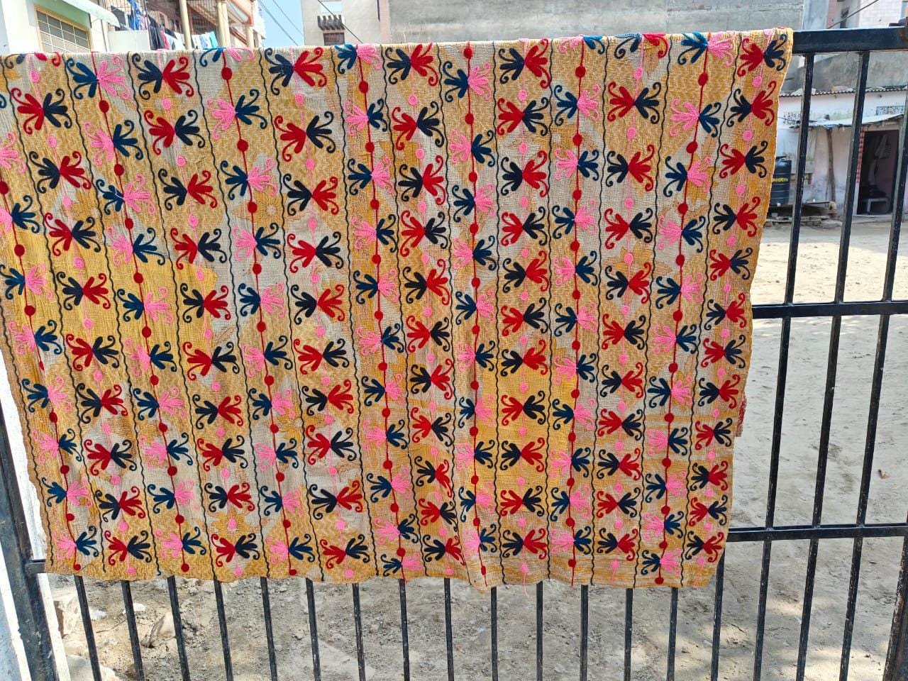 Suzani Tagesdecke aus Baumwolle, Bettüberwurf in Zwillingsgröße, Stickerei-Tröster, Suzani-Wandbehang, geblümte Bettwäsche, Antike Steppdecke, Boho-Suzani-Stoff