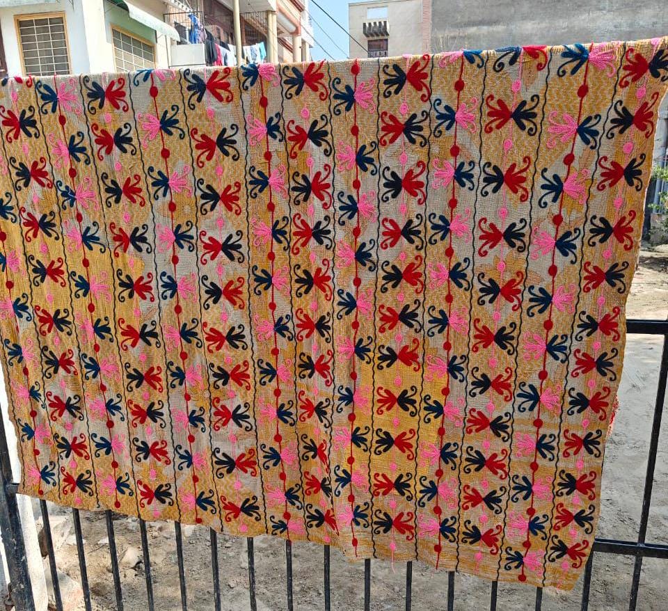 Suzani Tagesdecke aus Baumwolle, Bettüberwurf in Zwillingsgröße, Stickerei-Tröster, Suzani-Wandbehang, geblümte Bettwäsche, Antike Steppdecke, Boho-Suzani-Stoff