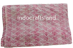 Indische Kantha-Steppdecke mit handgeblocktem Blumenmuster, wendbare Baumwolldecke für Brautjungfern, bequeme Wendebettdecke aus Baumwolle im Bohème-Stil.