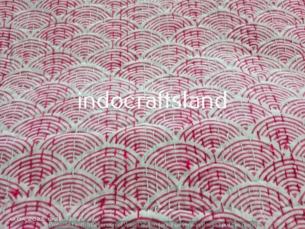 Indische Kantha-Steppdecke mit handgeblocktem Blumenmuster, wendbare Baumwolldecke für Brautjungfern, bequeme Wendebettdecke aus Baumwolle im Bohème-Stil.