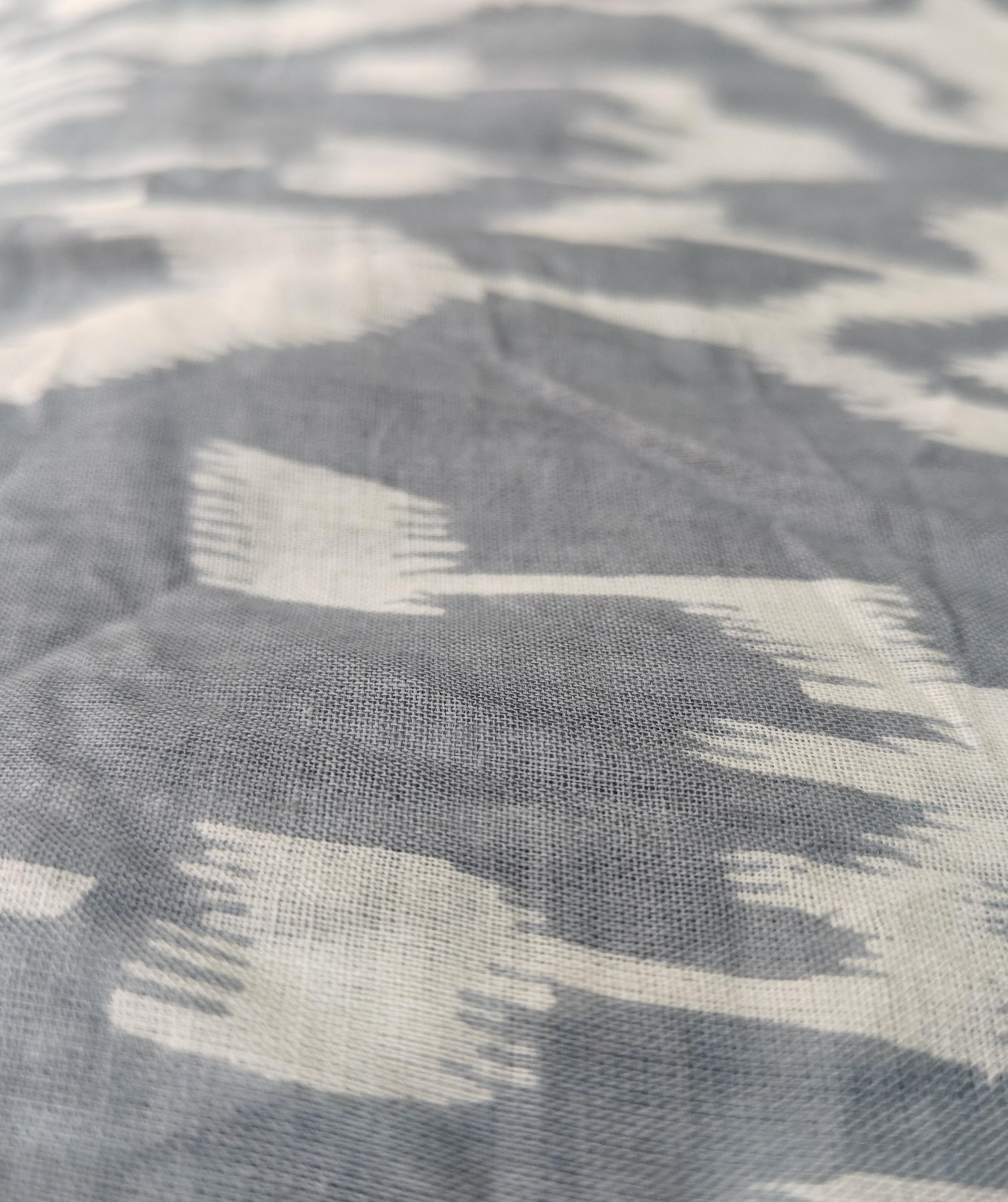 Indischer Grauer Ikat-Druck, Boho-Stoff, bedruckt, 100 % Baumwolltuch, Stoff um 5 Meter, Stoff für Vorhänge, Kissen, Kleiderherstellung